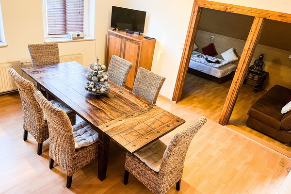 Wohzimmer mit Esstisch und 2 Schlafcouch