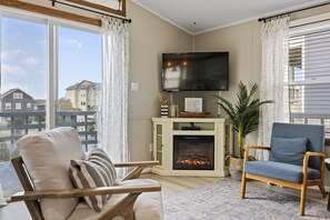 Smart TV, fireplace, DVD player - Mins to Beach, Hot Tub, Dog Friendly, Outdoor Projector, BBQ Grill (Nags Head)