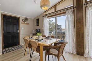Dining - Mins to Beach, Hot Tub, Dog Friendly, Outdoor Projector, BBQ Grill (Nags Head)