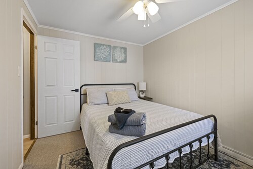 Mins to Beach, Hot Tub, Dog Friendly, Outdoor Projector, BBQ Grill