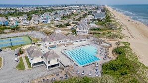 Un quartier résidentiel situé sur la côte, doté d’une grande piscine, de courts de tennis et d’un accès à la plage.