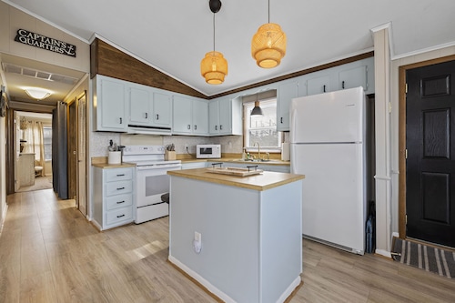 Mins to Beach, Hot Tub, Dog Friendly, Outdoor Projector, BBQ Grill