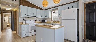 Mins to Beach, Hot Tub, Dog Friendly, Outdoor Projector, BBQ Grill