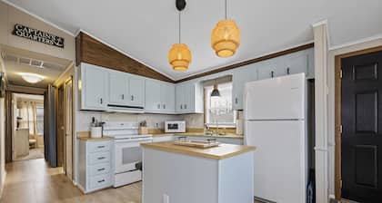 Mins to Beach, Hot Tub, Dog Friendly, Outdoor Projector, BBQ Grill