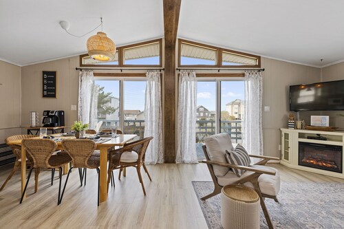 Mins to Beach, Hot Tub, Dog Friendly, Outdoor Projector, BBQ Grill