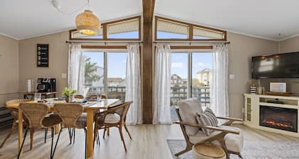 Mins to Beach, Hot Tub, Dog Friendly, Outdoor Projector, BBQ Grill