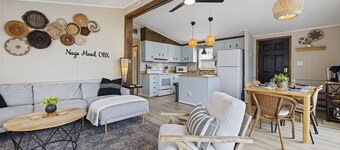 Mins to Beach, Hot Tub, Dog Friendly, Outdoor Projector, BBQ Grill