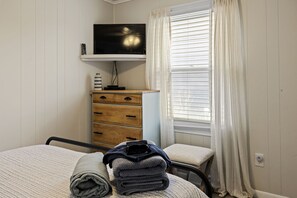 3 dormitorios, tabla de planchar con plancha, cuna de viaje