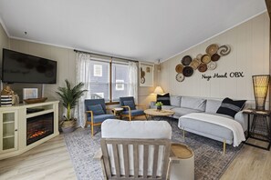 Una Smart TV, una chimenea, un reproductor de DVD