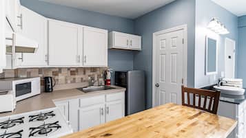 Premium appartement, meerdere bedden, patio, uitzicht op oceaan | Pillowtop-bedden, gratis wifi, beddengoed