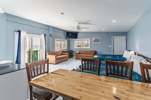 Apartamento premium, várias camas, varanda, vista para o oceano | Camas com colchões pillow-top, Wi-Fi de cortesia, roupa de cama