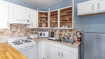 Premium Apartment, Multiple Beds, Patio, Ocean View | Private kitchen | Microwave