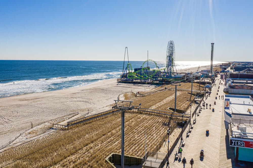 Boardwalk Sand & Surf Inn Oceanfront