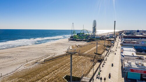 Boardwalk Sand & Surf Inn Oceanfront