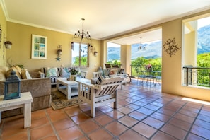 Living room - L Ermitage Franschhoek Chateau and Villas (Franschhoek)