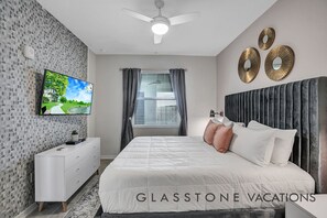 2 habitaciones, escritorio y tabla de planchar con plancha 