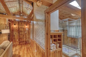 Dusche, Haartrockner, Handtücher, Toilettenpapier