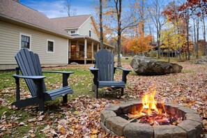 Property grounds - Close to everything!~GAME ROOM~FIRE PIT & HOT TUB~Dogs OK! Lake Access & Dock! (McHenry)