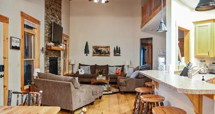 Close to everything!~GAME ROOM~FIRE PIT & HOT TUB~Dogs OK! Lake Access & Dock!