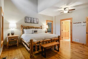 3 bedrooms, desk, iron/ironing board, travel cot - Close to everything!~GAME ROOM~FIRE PIT & HOT TUB~Dogs OK! Lake Access & Dock! (McHenry)