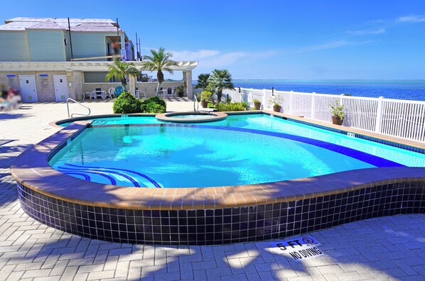 حمّام سباحة خارجي