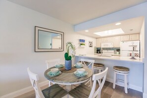 Dining - Love Stay Sea - Two Bedroom Apartment, Sleeps 6 (Fort Myers Beach)