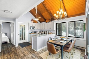 Fridge, microwave, oven, stovetop - House on the slopes  Ski-in/out (Wintergreen Resort)
