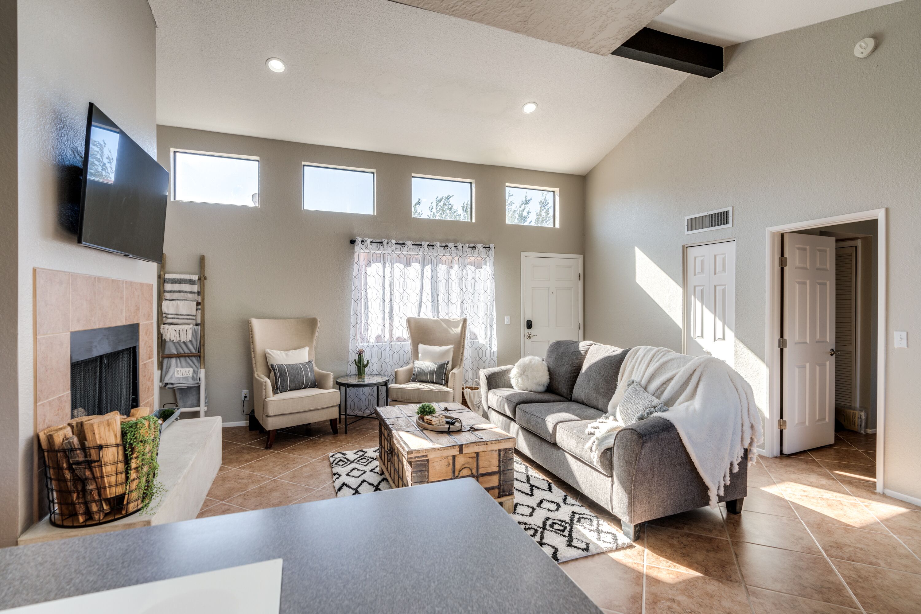 Älytelevisio, takka, kirjoja