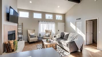 Smart-TV, peis og bøker