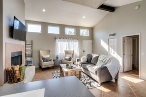 Smart-TV, Kamin, Bücher