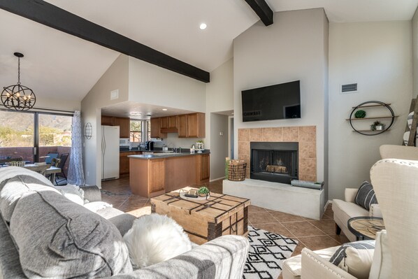 Una Smart TV, una chimenea, libros
