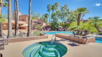 Alberca al aire libre y alberca climatizada