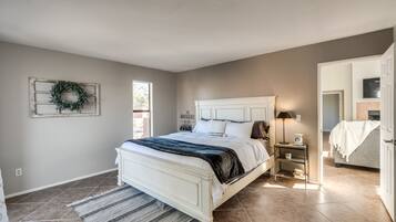 2 sovrum, värdeförvaringsskåp på rummet och skrivbord