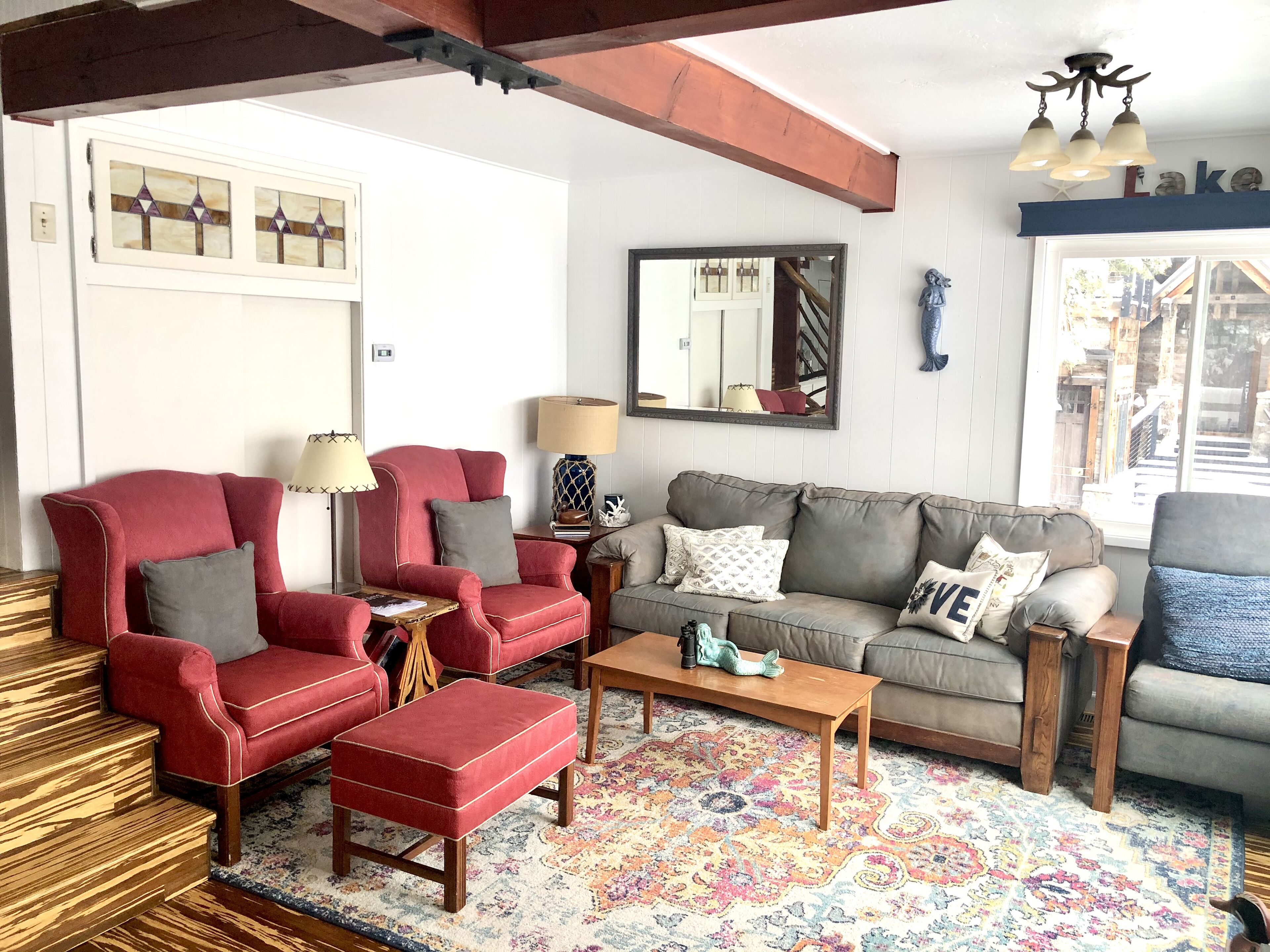 Smart TV, lareira, DVD player, livros