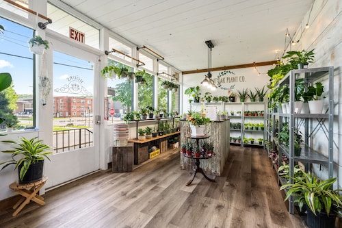 Urban Nest. Luxe Loft Downtown Butler. Walk to dining and Shopping.