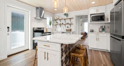 Urban Nest. Luxe Loft Downtown Butler. Walk to dining and Shopping.