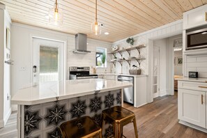 Fridge, microwave, oven, stovetop - Urban Nest. Luxe Loft Downtown Butler. Walk to dining and Shopping. (Butler)