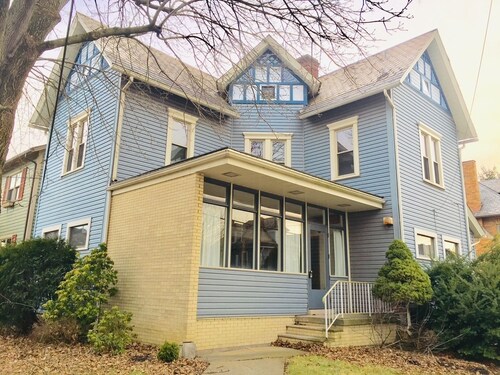 Urban Nest. Luxe Loft Downtown Butler. Walk to dining and Shopping.