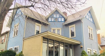 Urban Nest. Luxe Loft Downtown Butler. Walk to dining and Shopping.