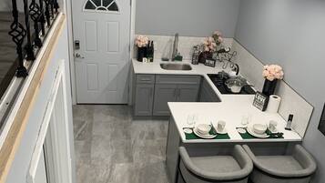 Microwave, cookware/dishes/utensils