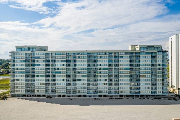 Ein mehrstöckiges Hotel mit modernem Design, mit Balkonen auf jeder Etage.