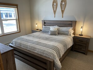 2 bedrooms, iron/ironing board, travel crib, free WiFi - Will it be ICE AXE, CRAWLER, NORDIC? 1200MGPS-Mtn Views! On River! BBQ & yard! (Ouray)