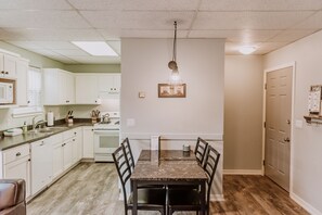 Fridge, microwave, oven, stovetop - Bay Breeze across from Waterfront (Eureka)