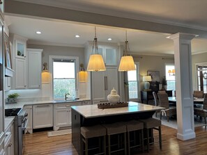 Kylskåp, mikrovågsugn, ugn och spishäll