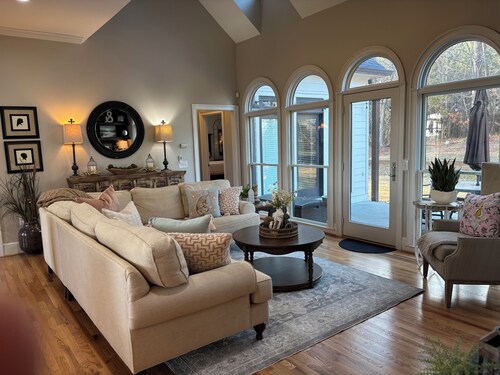 SOUTHERN LIVING! Newly renovated! Private with Mountain views-sleeps 16