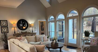 SOUTHERN LIVING! Newly renovated! Private with Mountain views-sleeps 16