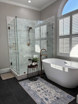 Combined shower/bathtub, hair dryer, towels, soap - SOUTHERN LIVING! Newly renovated! Private with Mountain views-sleeps 16 (Kingston)