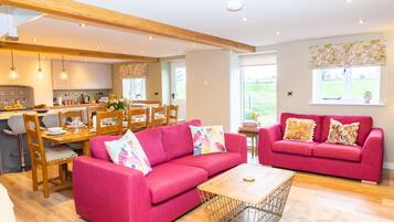 Family Cottage, Ensuite, Courtyard View (The Patches) | Lounge