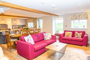 Family Cottage, Ensuite, Courtyard View (The Patches) | Lounge - The Patches (Shrewsbury)