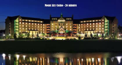 LAKEFRONT - HOT TUB, Gameroom, Beach, Playground, Firepit, 5 min to SKI RESORTS